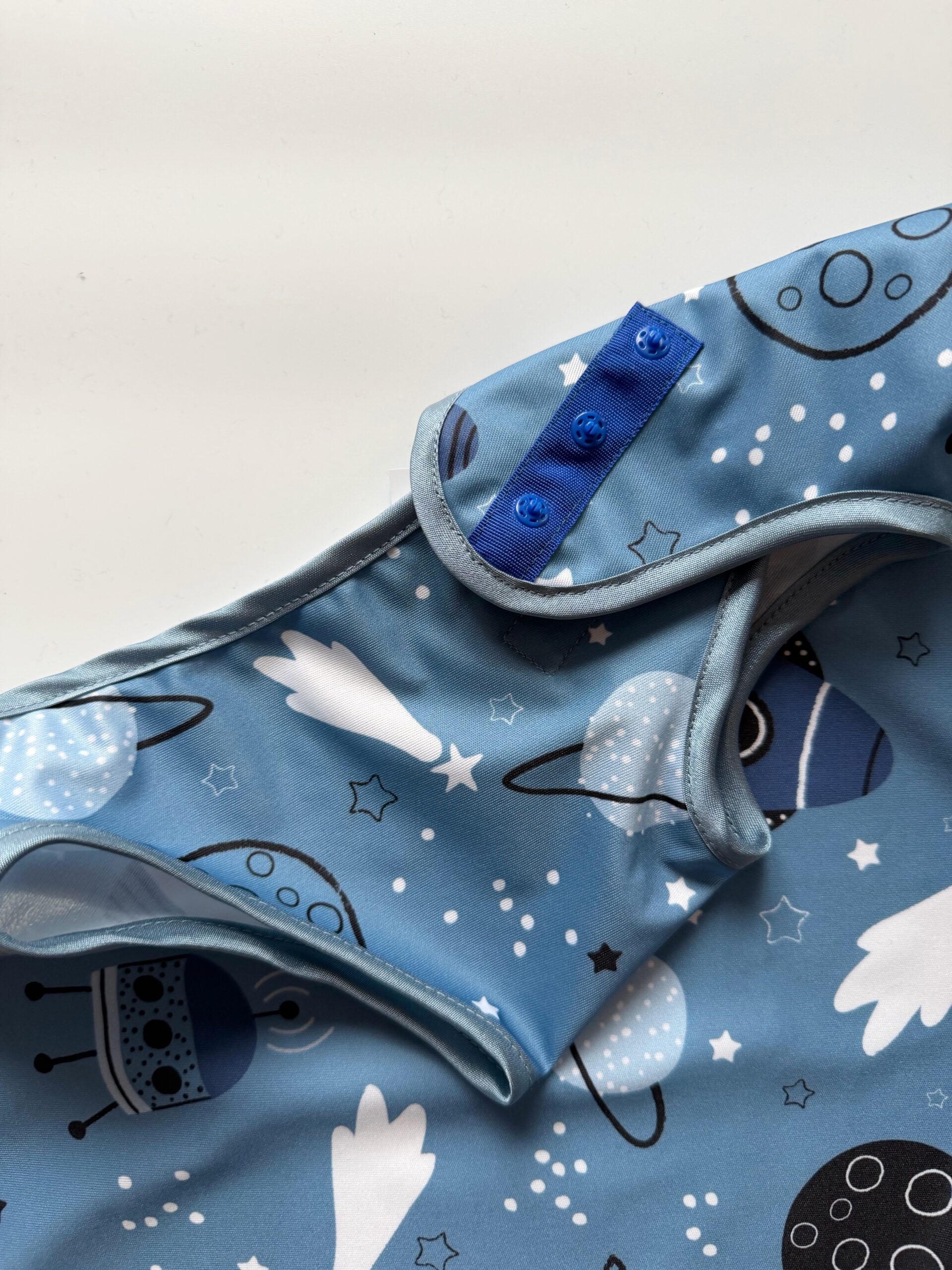 Fartuszek z rękawami KOSMICZNA PRZYGODA - obrazek 3